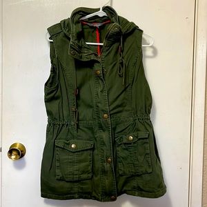 Market and Spruce size Large cargo hooded vest